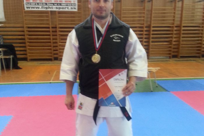 Ilustračný obrázok k článku Vzácny kov do Revúcej: Známy karatista Arpád Bunjatov sa stal vicemajstrom SR