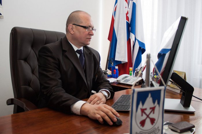 Ilustračný obrázok k článku Kuriózna situácia v Poprade: Poslanci zvýšili primátorovi plat na maximum, sledujte však, čo nastalo potom