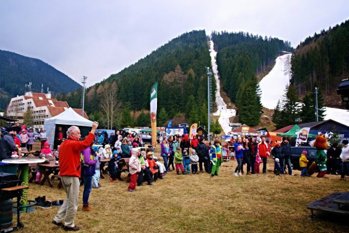 Ilustračný obrázok k článku V Liptovskom Jáne sa chystá snehová žúrka: Ľudia v maskách sa budú lyžovať takmer zadarmo