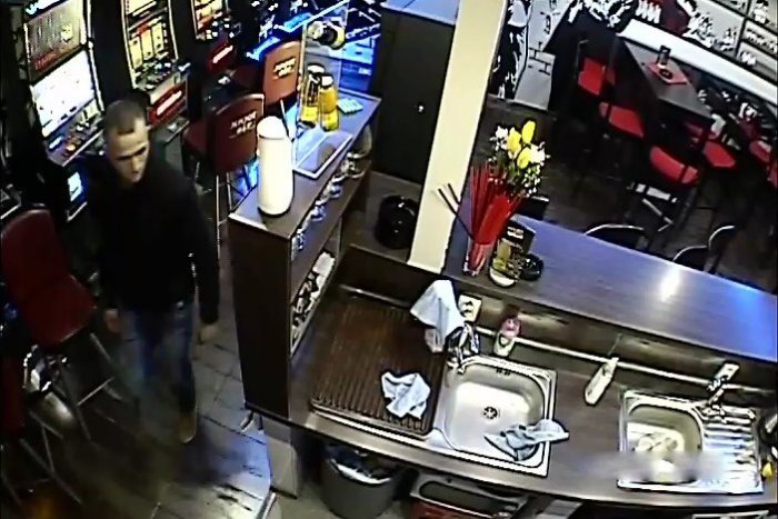 Ilustračný obrázok k článku Krádež v nitrianskej herni: Polícia zverejnila kamerový záznam, zisťuje totožnosť muža