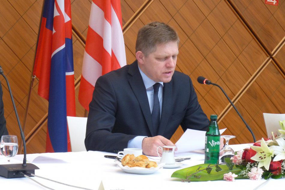 Ilustračný obrázok k článku Tvrdé slová Fica počas návštevy v kraji: Z tohto sa Kotleba tešiť nebude!