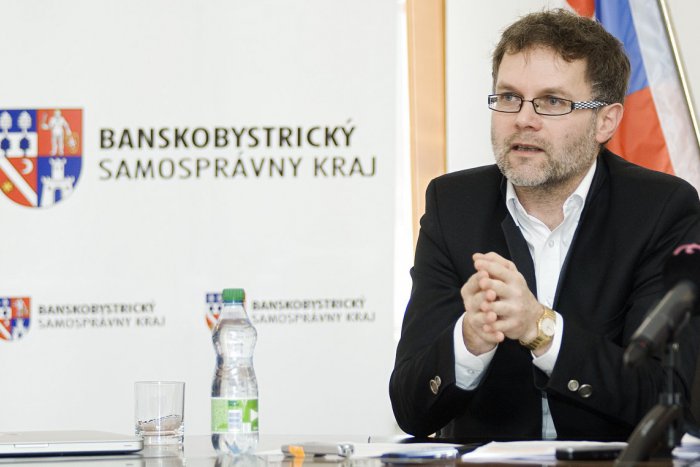 Ilustračný obrázok k článku Župa prehovorila o zamestnaní Kotlebovej manželky: Takto ho vysvetľoval hovorca...