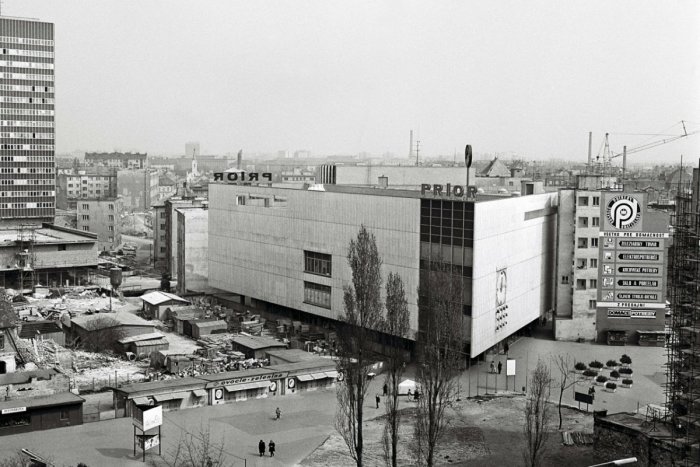 Ilustračný obrázok k článku Historické foto: Na Kamennom námestí sa už vystriedali Prior, K-Mart či Tesco. Príde niekto ďalší?