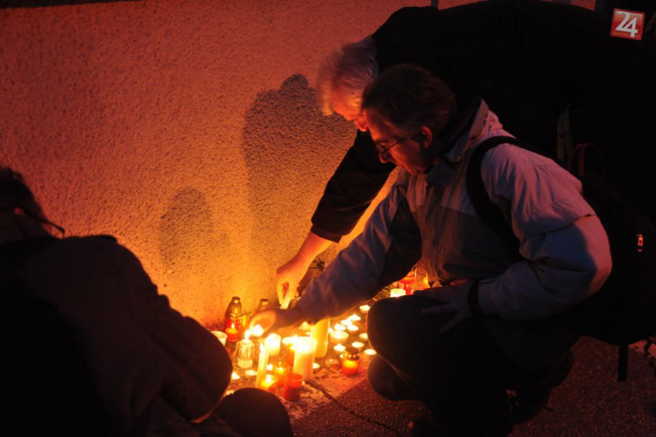 Ilustračný obrázok k článku S Borisom Nemcovom sa prišli pred ruské veľvyslanectvo v Bratislave rozlúčiť desiatky ľudí