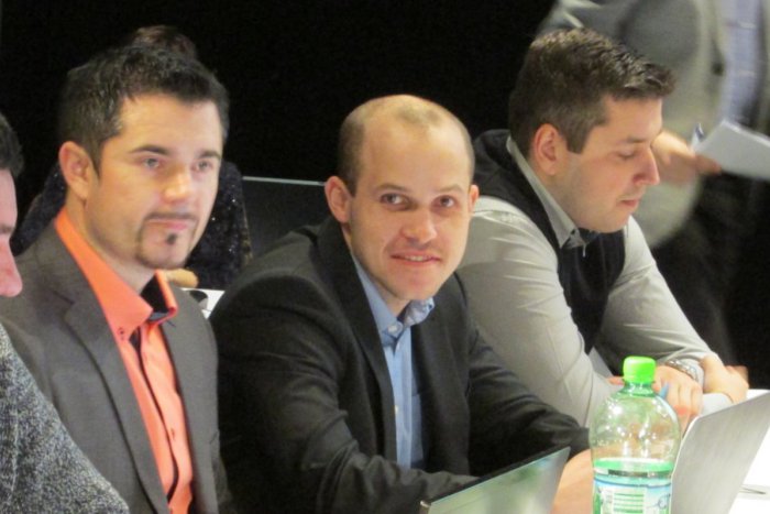 Ilustračný obrázok k článku Nápad, aký v Moravciach ešte nebol: Raz mesačne sa budeme môcť vyžalovať poslancom