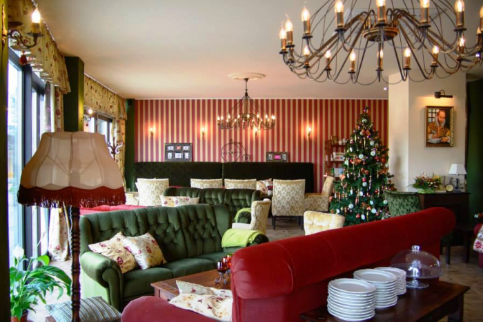 Ilustračný obrázok k článku Novinka z dielne žiarskeho MsKC: Čaj o piatej si s vami dajú herci a spisovatelia, z ich podpisov vznikne stena slávy