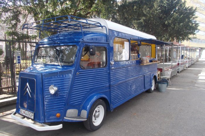 Ilustračný obrázok k článku Chalani z Poľnej sú späť. Modrý autobus bude opäť ponúkať jedlo trochu inak