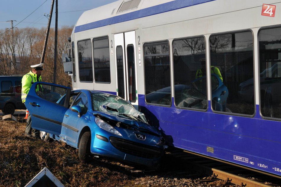 Ilustračný obrázok k článku Zrážka vlaku s autom na priecestí: Prvé zábery z miesta nešťastia!