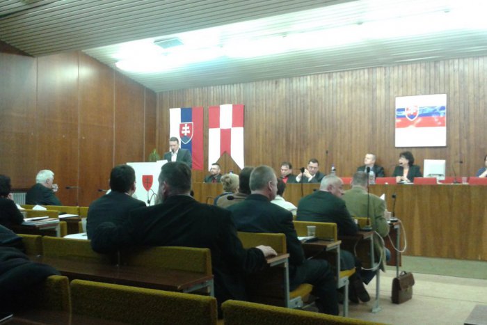 Ilustračný obrázok k článku Zvolenských poslancov čaká ďalšie zasadnutie. Na pretrase aj pálčivá téma otváracích hodín