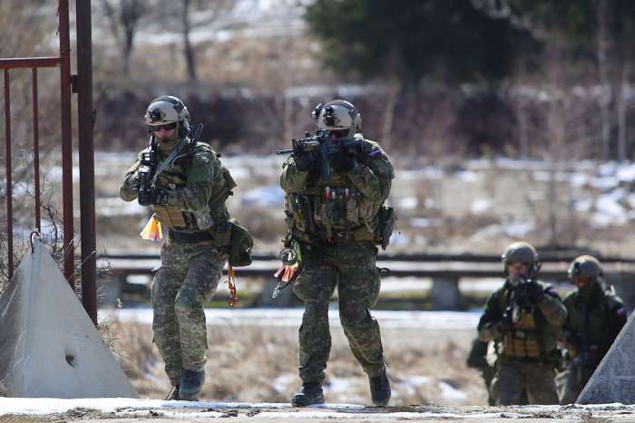 Ilustračný obrázok k článku Akcia tvrdých chlapíkov pri Zvolene: Na stanici zasahovali príslušníci špeciálnych síl USA