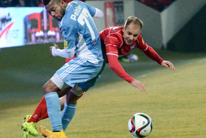 Ilustračný obrázok k článku Slovan si po hrubých chybách súpera poradil vonku so Zlatými Moravcami