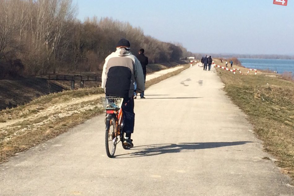 Ilustračný obrázok k článku Obmedzenia na hrádzi pri Kráľovej: Pozor, s bicyklom tadiaľ prejdete teraz len ťažko!