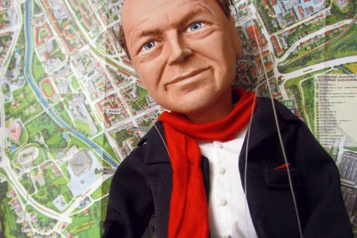 Ilustračný obrázok k článku Biela košeľa, červený šál, spoznávate ho? Pavel Hagyari sa premenil na bábku