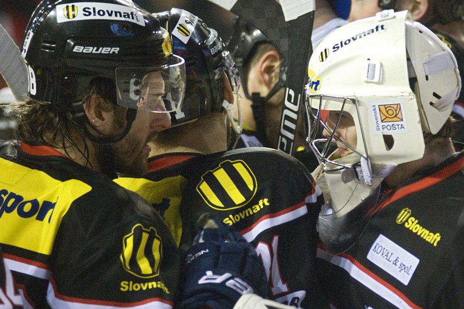 Ilustračný obrázok k článku Futbalový štadión plný netypických tvárí: Z bystrických hokejistov tiekol pot, odštartovali letnú prípravu