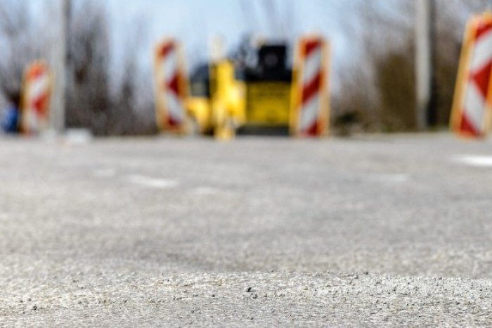 Ilustračný obrázok k článku Na opravu ciest v Bratislave navrhuje kraj využiť svoju firmu