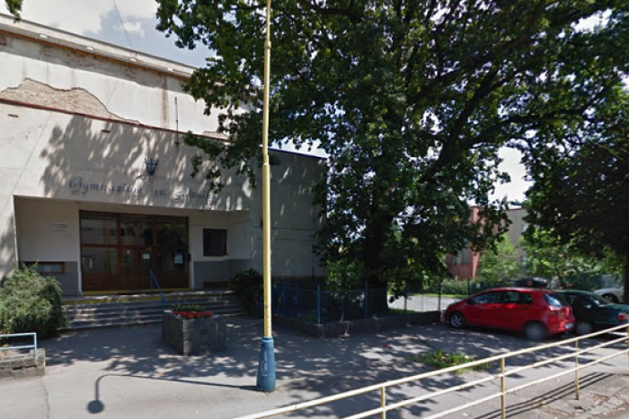 Ilustračný obrázok k článku Zo školákov sa stali známi ľudia: Aha, kto kedysi dral lavice na Gymnáziu sv. Moniky!