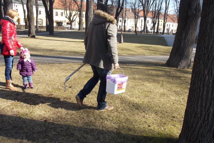 Ilustračný obrázok k článku Muž sa na námestie vybral s vedrom a lopatou: Čo nazbieral v centre Spišskej je len pre silné žalúdky!