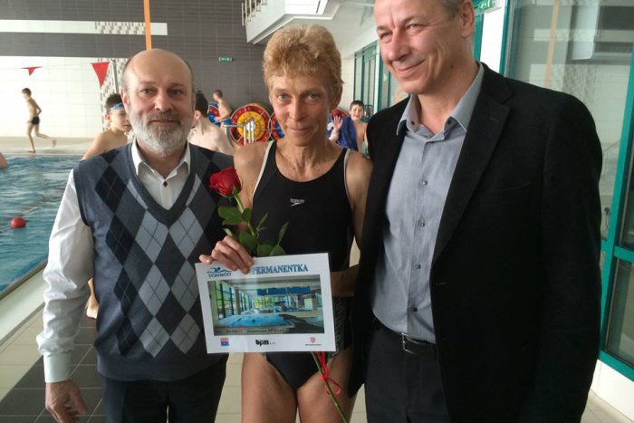 Ilustračný obrázok k článku Učiteľka plávania, ktorá si získala srdcia mnohých: Bystričania spomínajú na výcvik s pani Alžbetou