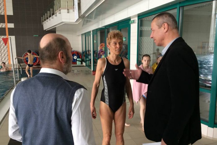 Ilustračný obrázok k článku Žena, ktorá naučila plávať 40 000 Bystričanov: Krásna práca pani Alžbety neostala bez povšimnutia!