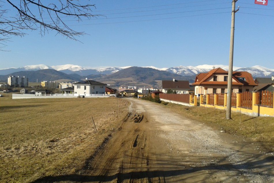 Ilustračný obrázok k článku Chýbajúca kanalizácia, vodovod, cesta v dezolátnom stave... Ľudia z Vrchdolinky otvorene o tom, čo ich vytáča a trápi!