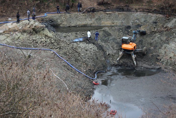 Ilustračný obrázok k článku Zoborské jazierko je vypustené: Za účasti polície odčerpávajú bahno! FOTO