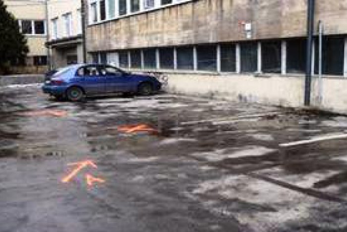 Ilustračný obrázok k článku Pred poliklinikou niekto zrazil chodkyňu: Neznámy vodič s ňou nacúval do odparkovaného auta