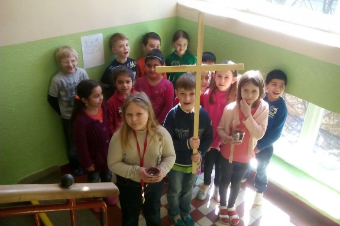 Ilustračný obrázok k článku Netradičná krížová cesta v Revúcej: Jednoduchý kríž zbil údržbár