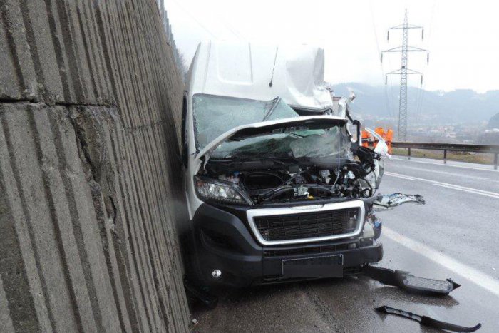 Ilustračný obrázok k článku Hrôza na ceste 1. triedy: Citroën sa v protismere zrazil s Peugeotom, dopadlo to tragicky!