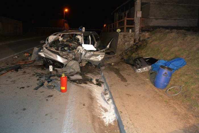 Ilustračný obrázok k článku Autentické FOTO priamo z miesta nešťastia:V aute vyhasli naraz tri mladé životy (†22,†24,†26)