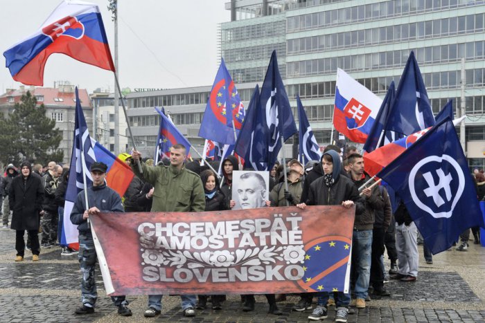 Ilustračný obrázok k článku Mestom pochodujú nacionalisti, na Námestí SNP ich čaká blokáda