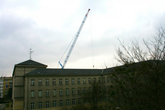 Ilustračný obrázok k článku Obrovský žeriav nad Justičným palácom: Čo sa deje v ostro stráženom objekte? + FOTO
