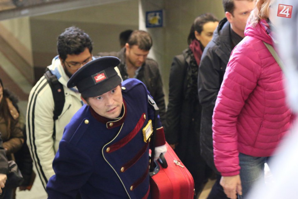 Ilustračný obrázok k článku Na ulici si ich možno nevšimnete, na Hlavnej stanici ich však neprehliadnete. Čo všetko majú za sebou Nosiči batožiny?