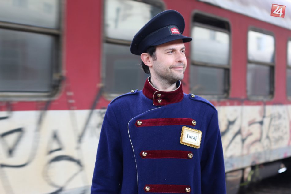 Ilustračný obrázok k článku Nosiči batožín zaškolili nového pomocníka: Známy Juraj Kemka vymenil sošku OTA za kufre