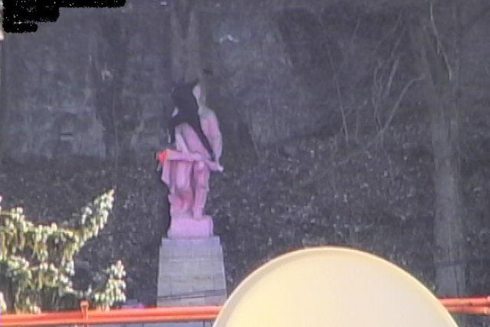 Ilustračný obrázok k článku Ružový Partizán opäť púta pozornosť: Kamery zachytili čosi nevídané, polícia zasahovala okamžite