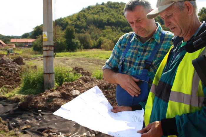 Ilustračný obrázok k článku V Jarovciach počas leta opravia kultúrny dom a športovú halu