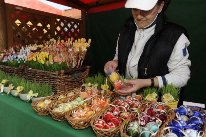 Ilustračný obrázok k článku Veľkonočné trhy klopú na dvere: Tešiť sa môžete aj na pravú slovenskú zabíjačku!