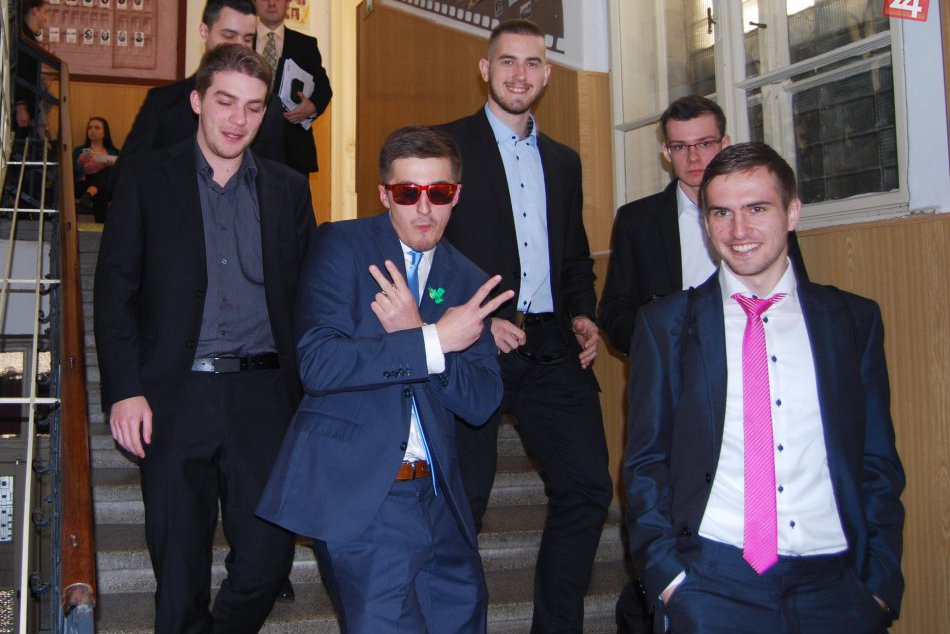 Ilustračný obrázok k článku Maturity v plnom prúde: Novozámockí gymanzisti s veľkými úsmevmi! FOTO