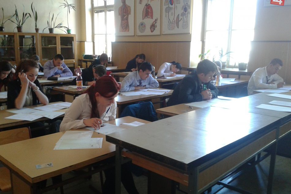 Ilustračný obrázok k článku Breznianski maturanti sa zapotili pri slohových prácach: Jedna predvolená téma, ale vytrhla mnohým tŕň z päty :)