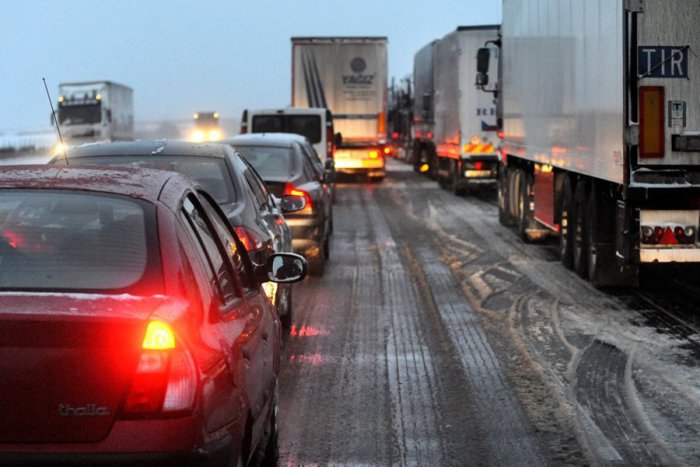 Ilustračný obrázok k článku Búračka na diaľnici D1: Zrazili sa až tri automobily a kamionista