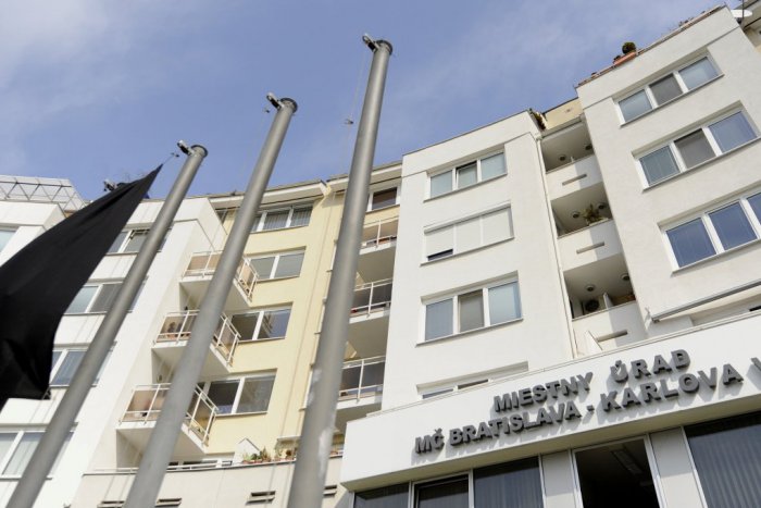 Ilustračný obrázok k článku Exstarostka tvrdí, že počas celého funkčného obdobia poberala trinásty plat "omylom". Podpisovala si ho ale sama