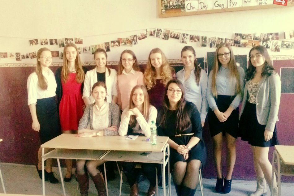 Ilustračný obrázok k článku V metropole východu maturity v plnom prúde: Atmosféra na košickom gymnáziu zachytená v OBRAZOCH