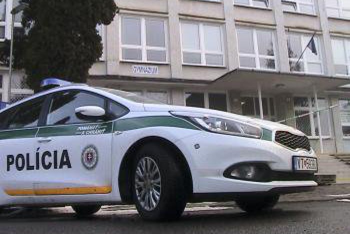 Ilustračný obrázok k článku Joža (34) zlákala hotovosť v kase: Predavačke sa ešte vytrhol, no s tým čo ho čakalo pred stanicou zrejme nerátal!