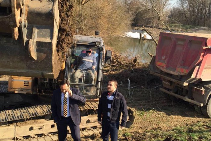 Ilustračný obrázok k článku Primátor a viceprimátor proti bagru: V hre je obľúbený Zúgov, volajú ďalších Zámčanov!