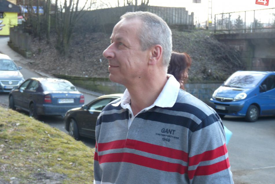 Ilustračný obrázok k článku To sa v Bystrici len tak nevidí: Primátor vymenil úradovanie za prácu so štetcom a vytrhávanie buriny