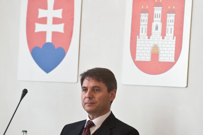 Ilustračný obrázok k článku Primátor Ivo Nesrovnal si to rozmyslel, mení svoj návrh o úprave dane z nehnuteľností