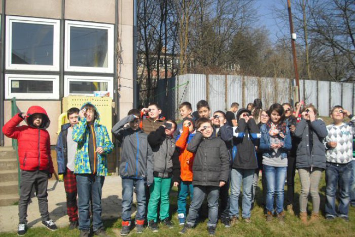 Ilustračný obrázok k článku Obloha nad Lučencom pútala zvedavé pohľady: Deti boli na pozorovanie zatmenia perefektne vybavené! FOTO
