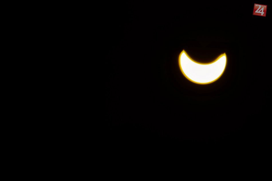 Ilustračný obrázok k článku Vesmírne divadlo nad Breznom: Priebeh zatmenia Slnka v jedinej fotke!