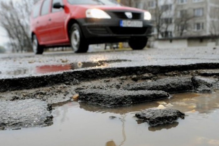 Ilustračný obrázok k článku Obyvatelia Karlovej Vsi môžu nahlasovať výtlky na cestách v správe mestskej časti