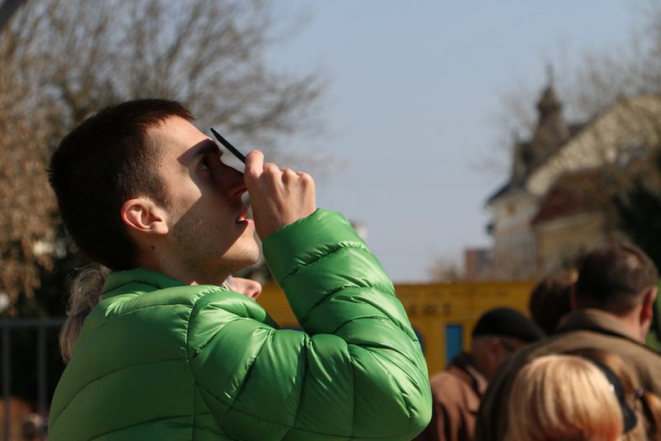 Ilustračný obrázok k článku Výnimočná fotka od nášho čitateľa: Zatmenie Slnka nad breznianskou zvonicou!