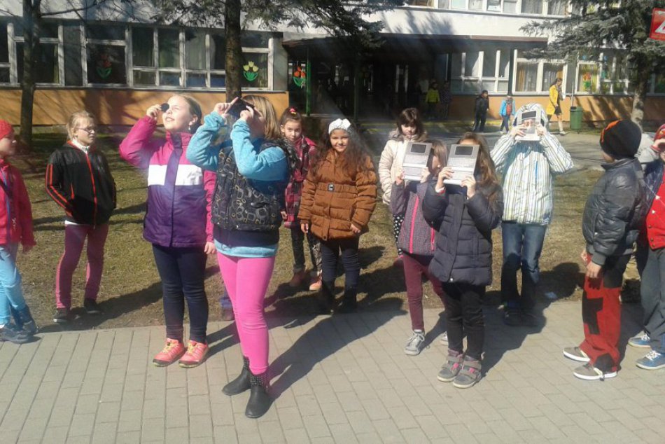 Ilustračný obrázok k článku Obloha nad Breznom pútala zvedavé pohľady: TAKTO sledovali zatmenie Slnka školáci